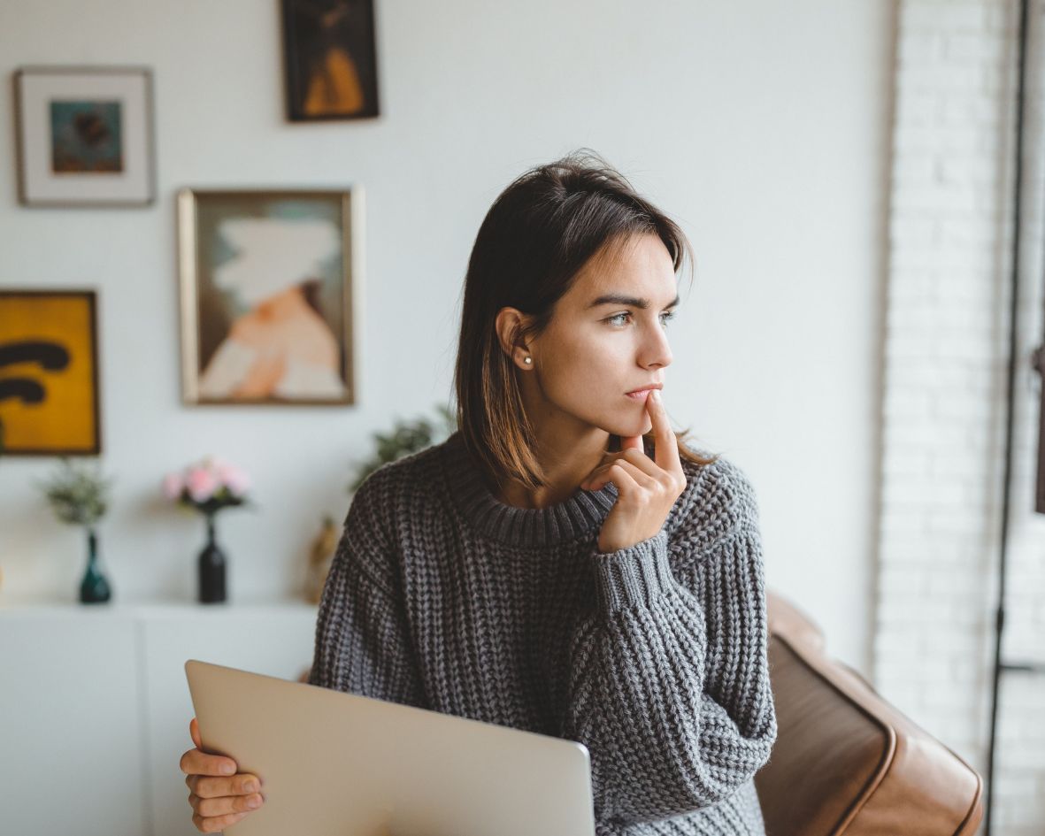vrouw kijkt door het raam naar de stad
