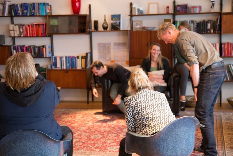 groep lacht om een improvisatie oefening